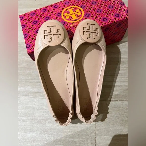Tory Burch MINNIE TRAVEL BALLET WITH LEATHER LOGO. In Goan Sand. Size 8.5. - Picture 4 of 7
